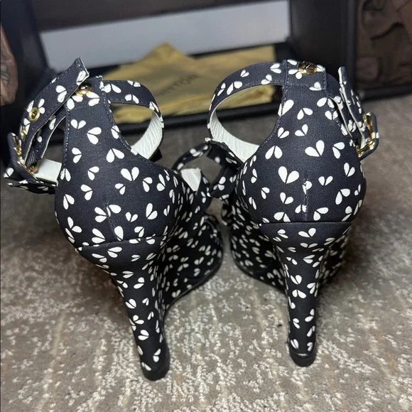 Louis Vuitton 2011 Marc Jacobs Era Heart Print Bow Wedge Sandals - Picture 9 of 11